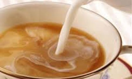 ریختن شیر در چای از زرد شدن دندان ها جلوگیری می کند
